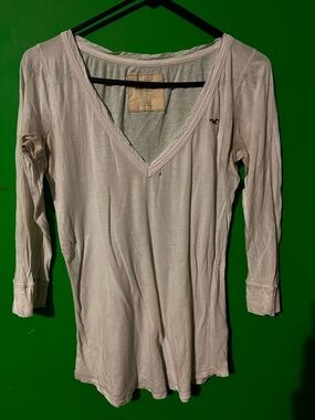 Hollister Women's Pale Gray V-Neck Long Sleeve Tee